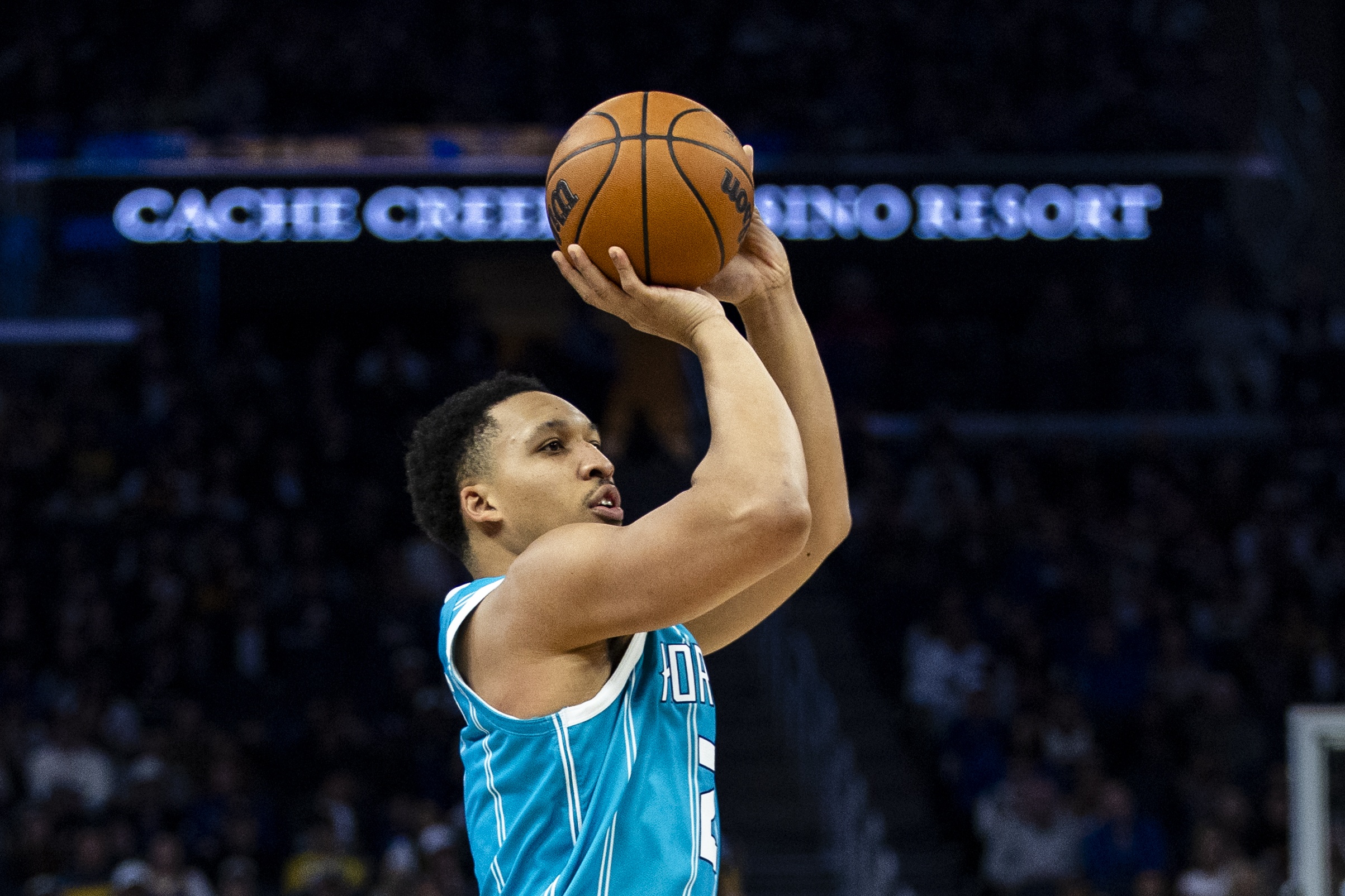 mk体育官网mk体育入口-但凡投中几个呢！格威6投全铁&amp;赛恩·詹姆斯2中0 二人一分未得